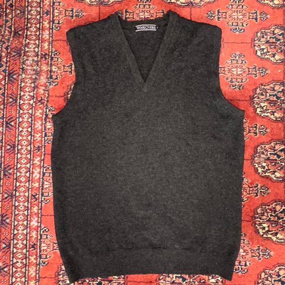 Woolovers Men’s M Charcoal Gray V-Neck Wool Sweater Vest - Picture 1 of 3